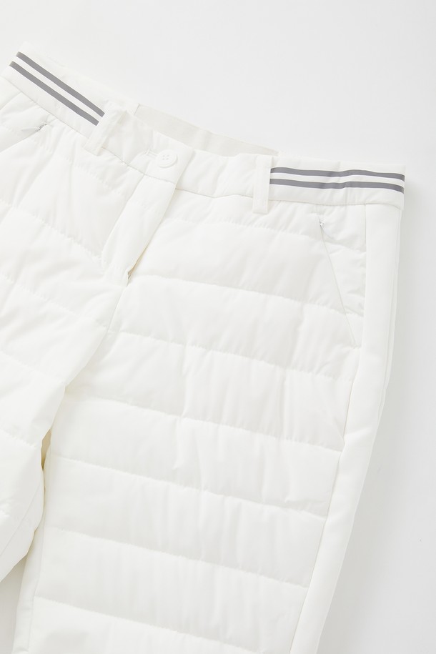 여성 일자핏 밴딩 패딩 팬츠 CPT177은 한겨울에도 따뜻하게 착용 가능한 패딩 팬츠입니다. 아이보리와 블랙 두 가지 색상으로 출시되었으며, 데일리룩과 스포티룩 모두 소화 가능한 활용도 높은 아이템입니다. 가볍고 따뜻한 폴리에스터 소재에 허리 밴딩 처리로 편안한 착용감을 선사합니다. 하단 지퍼 포켓 디테일이 기능성과 디자인을 동시에 만족시키며, 일자핏으로 다리가 길어 보이는 효과를 줍니다. 스포티한 스타일을 즐기는 여성분들께 추천합니다.
