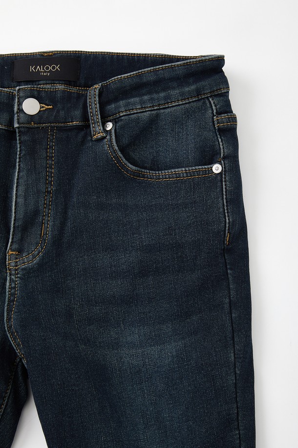 울트라웜 융기모 스판 데님 팬츠 CJN115는 겨울철 추위에도 끄떡없는 보온성을 제공하는 남녀 공용 데님 팬츠입니다. 다크 블루 컬러의 일자핏 디자인으로 캐주얼하고 베이직한 스타일을 연출하며, 부드러운 촉감의 융기모 안감으로 편안한 착용감을 선사합니다. 데님, 면, 폴리우레탄 혼방 소재에 신축성을 더해 활동성을 높였으며, 두꺼운 두께감으로 따뜻함을 유지해줍니다. 무지 패턴과 워싱 디테일이 돋보이는 이 데님 팬츠는 일상생활에서 폭넓게 활용할 수 있습니다.
