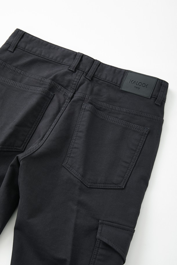 기모 스판 카고 팬츠 CPT176은 남성용으로, 가을과 겨울에 따뜻하게 입을 수 있는 긴 기장의 바지입니다. 차콜과 블랙 두 가지 색상으로 제공되며, 캐주얼, 워크웨어, 미니멀 스타일을 추구하는 분들께 적합합니다. 면, 폴리우레탄, 스판덱스, 기모 소재로 제작되어 신축성이 뛰어나고 보온성이 우수하며, 레귤러핏과 일자핏으로 편안한 착용감을 선사합니다. 플랩 카고 포켓과 리벳 서브 포켓 디테일이 돋보이며, 출근룩과 캠핑룩 등 다양한 TPO에 활용 가능합니다.
