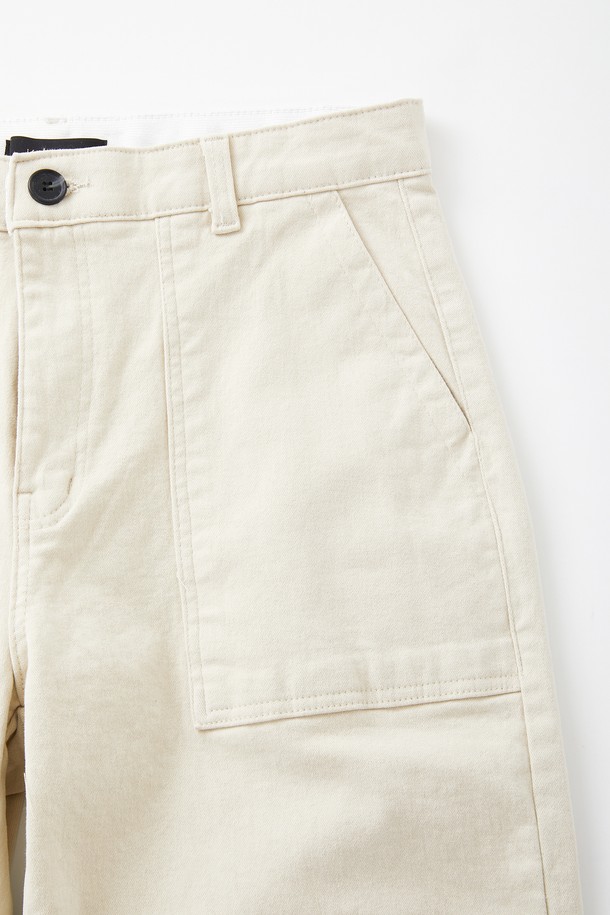 일자핏 사방 스판 기모 퍼티그 팬츠 CPT179는 남녀 모두 착용 가능한 겨울용 바지입니다. 면과 폴리우레탄 혼방 소재로 제작되어 편안한 착용감과 활동성을 제공하며, 안감 기모 처리로 보온성을 높였습니다. 캐주얼, 미니멀, 클래식 스타일을 아우르는 디자인으로, 일상 및 캐주얼한 착장에 활용하기 좋습니다. 블랙, 카키, 모카, 크림 4가지 색상으로 출시되어 다양한 스타일 연출이 가능합니다. 레귤러핏으로 제작되어 편안하면서도 깔끔한 실루엣을 연출합니다.
