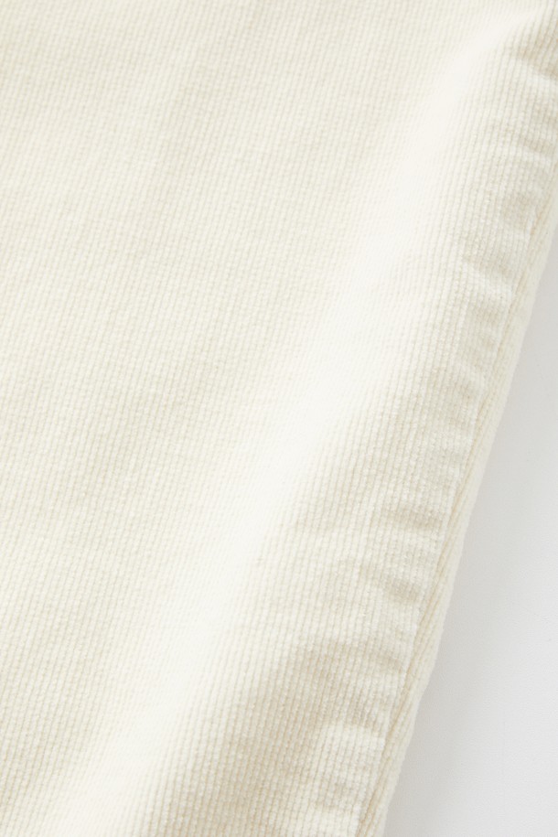 가을, 겨울 시즌에 안성맞춤인 밴딩 스판 경량 코듀로이 팬츠 CPT180입니다. 부드러운 촉감의 면, 폴리우레탄, 코듀로이 혼방 소재로 제작되어 편안한 착용감을 선사합니다. 허리 속 밴딩 디테일과 신축성 있는 소재로 활동성을 높였으며, 레귤러핏과 일자핏으로 베이직하고 캐주얼한 스타일을 연출합니다. 출근룩은 물론, 일상에서도 활용하기 좋은 아이템으로, 블랙, 카키, 모카, 크림 4가지 색상으로 만나보세요. 무지 디자인으로 어떤 상의와도 잘 어울려 미니멀하고 클래식한 스타일을 완성합니다.
