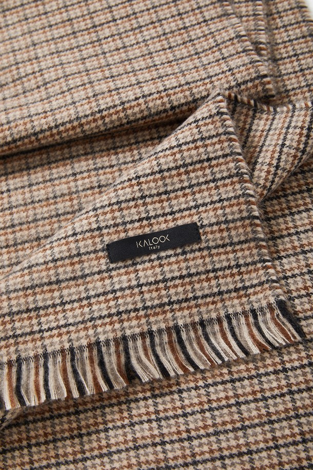 클래식 테슬 울 체크 머플러 CMU101은 베이지, 카키브라운, 딥베이지 3가지 색상으로 출시되어, 어떤 스타일에도 부드럽게 매치됩니다. 아크릴과 울 혼방 소재로 제작되어 부드러운 촉감과 뛰어난 보온성을 자랑하며, 봄, 가을, 겨울 세 계절 모두 활용 가능합니다. 체크 패턴과 테슬 디자인이 클래식하면서도 캐주얼한 무드를 선사하여, 출근룩이나 모임룩에 포인트를 더합니다. 데일리 머플러로 활용하여 스타일리시함과 따뜻함을 동시에 느껴보세요.
