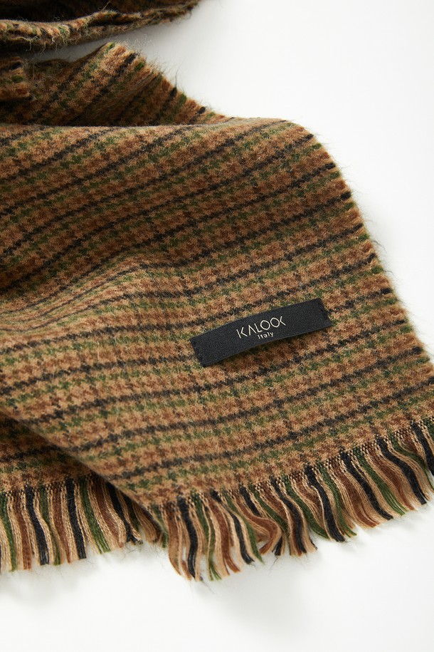 클래식 테슬 울 체크 머플러 CMU101은 베이지, 카키브라운, 딥베이지 3가지 색상으로 제공되는 공용 머플러입니다. 아크릴과 울 혼방 소재로 제작되어 봄, 가을, 겨울 모두 따뜻하게 착용할 수 있습니다. 클래식한 체크 패턴과 태슬 디테일이 돋보이며, 출근룩과 모임룩에 포인트를 더하기 좋습니다. 미니멀, 캐주얼 스타일에도 잘 어울려 다양한 코디에 활용 가능한 머플러입니다. 부드러운 촉감과 은은한 색감으로 고급스러운 분위기를 연출합니다.
