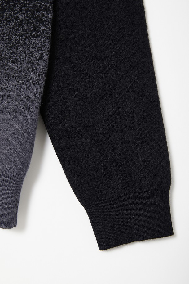 도트 그라데이션 라운드 니트 CNIT116은 남녀 공용으로, 블랙과 그레이 두 가지 색상으로 제공됩니다. 비스코스와 폴리에스테르 혼방 소재로 제작되어 부드러운 촉감과 좋은 신축성을 자랑합니다. 라운드넥에 긴소매 기장으로, 봄, 가을, 겨울 세 계절 모두 활용 가능합니다. 도트와 그라데이션 패턴이 돋보이는 베이직핏의 캐주얼 니트로, 미니멀하고 클래식한 스타일을 연출하기 좋습니다. 일상 및 캐주얼 룩에 편안하게 매치하여 모던한 분위기를 더해보세요.
