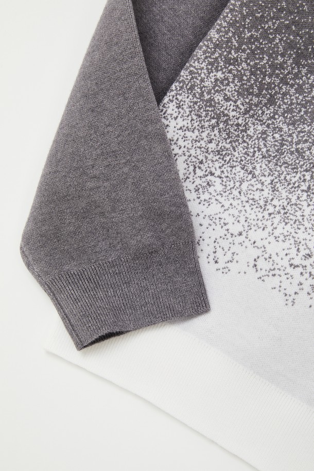 도트 그라데이션 라운드 니트 CNIT116은 남성용 상의 니트/스웨터입니다. 가을, 겨울 시즌에 어울리는 베이직하고 캐주얼한 스타일로, 출근룩과 비즈니스 캐주얼에 적합합니다. 라운드넥에 긴소매, 레귤러핏 디자인으로 제작되었으며, 비스코스, 폴리에스테르 혼방 소재로 부드러운 착용감과 좋은 신축성을 제공합니다. 블랙, 그레이 두 가지 컬러에 도트와 그라데이션 패턴이 돋보이는 레귤러 기장의 니트입니다. 캐주얼, 미니멀, 클래식 스타일을 연출하기 좋습니다.
