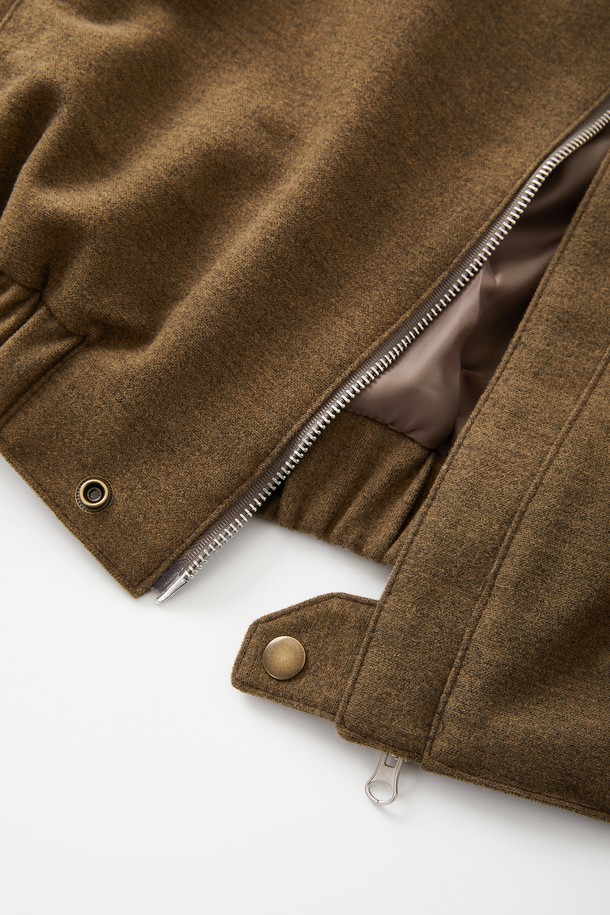 IKALOOK(이칼룩) 버프숄더 하이넥 블루종 점퍼 CJP106입니다. 캐주얼한 스타일의 무지 디자인으로, 봄, 가을에 데일리룩과 동네 마실룩, 봄 소풍룩에 적합합니다. 루즈핏으로 편안하게 착용 가능하며, 면, 레이온, 아크릴 혼방 소재로 제작되어 보통 두께감을 자랑합니다. 하이넥 디자인과 버프 숄더 디테일이 특징이며, 소매는 긴 소매, 여밈 방식은 스냅 버튼으로 간편하게 연출할 수 있습니다. 베이지, 블랙 두 가지 색상으로 만나보세요. 안감은 폴리에스터로 제작되었습니다. 
