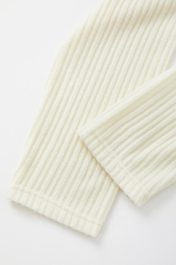 IKALOOK (이깔룩) 봄가을 라이트 골지 긴팔 니트 CNIT101는 여성스러운 데이트룩과 카페룩을 위한 베이직 스타일의 상의입니다. 부드러운 레이온 혼방 플리 원단으로 제작되어 편안한 착용감을 선사하며, 가을, 봄 시즌에 데일리 이너로 활용하기 좋습니다. 베이직핏에 브이넥 디자인으로 어떤 하의와도 잘 어울리는 실용적인 아이템입니다. 골지 패턴으로 은은한 포인트를 더했으며, 블랙, 아이보리, 브라운 세 가지 컬러로 만나볼 수 있습니다. 미니멀, 클래식, 캐주얼 등 다양한 스타일을 연출해보세요.
