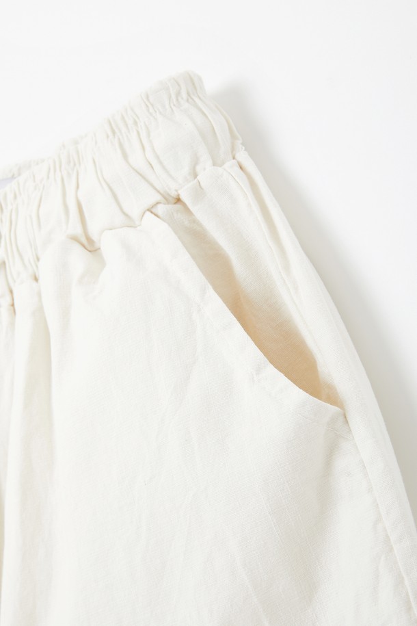 IKALOOK 린넨 워싱 밴딩 와이드 팬츠 CPT108는 린넨, 면, 스판덱스 혼방으로 제작되어 부드러운 촉감과 편안한 착용감을 선사합니다. 봄, 여름, 가을 시즌에 활용하기 좋은 긴 기장의 와이드핏 팬츠로, 블랙, 카키, 아이보리, 모카 4가지 색상으로 출시되었습니다. 넉넉한 실루엣과 사선 포켓 디자인으로 캐주얼하면서도 베이직한 스타일을 연출하며, 허리 밴딩으로 활동성을 높였습니다.
