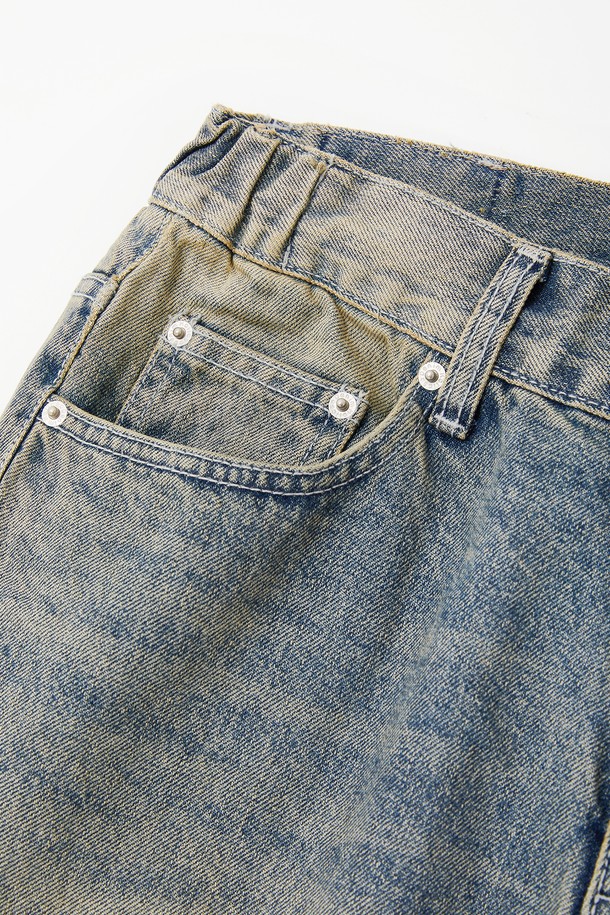 루즈핏 빈티지 밴딩 데님 팬츠 CJN102는 편안함과 스타일을 모두 잡은 데님 팬츠입니다. 연청 컬러의 데님 소재에 빈티지 워싱 디테일을 더해 캐주얼한 무드를 연출합니다. 밴딩 처리로 편안한 착용감을 제공하며, 루즈핏 디자인으로 활동성을 높였습니다. 봄, 여름, 가을 3계절 모두 활용 가능한 실용적인 아이템입니다. 일상 속에서 편안하게 즐겨 입을 수 있는 데일리 팬츠입니다.
