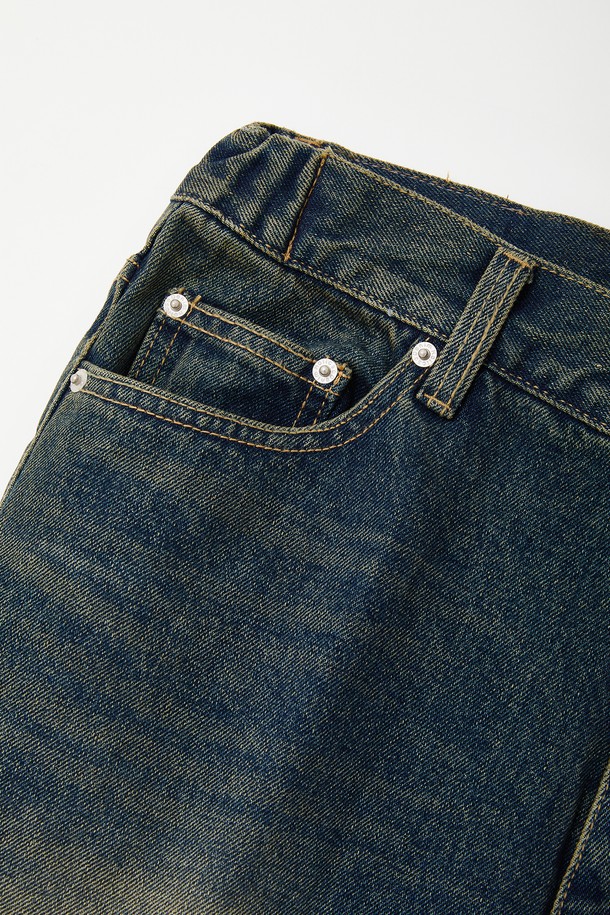 루즈핏으로 편안함을 강조한 남성용 빈티지 데님 팬츠 CJN102입니다. 봄, 여름, 가을 3계절 착용 가능하며, 캐주얼하고 빈티지한 스타일을 연출하기 좋습니다. 무지 디자인에 빈티지 워싱 디테일을 더해 자연스러운 멋을 살렸습니다. 허리 밴딩 처리로 활동성을 높였으며, 루즈핏으로 편안한 착용감을 제공합니다. 데님 소재로 제작되어 튼튼하고 오랫동안 즐겨 입을 수 있습니다.
