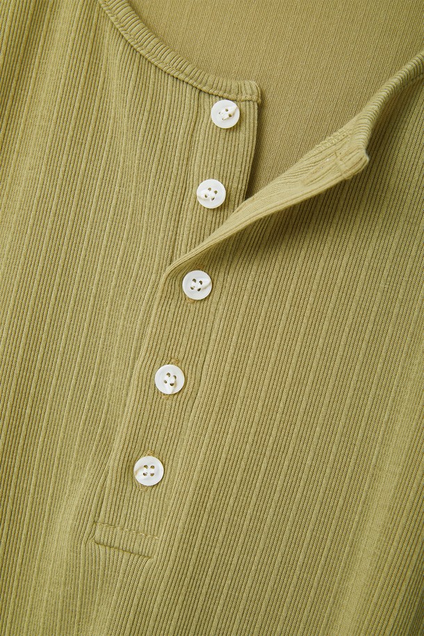 봄, 가을에 어울리는 헨리넥 긴팔 티셔츠입니다. 카키와 올리브 두 가지 색상으로 출시되어, 베이직하면서도 캐주얼한 스타일을 연출하기 좋습니다. 부드러운 면 소재로 제작되어 편안한 착용감을 선사하며, 레귤러핏으로 제작되어 부담 없이 착용할 수 있습니다. 버튼 디테일이 돋보이는 디자인으로, 일상복뿐만 아니라 출근룩으로도 활용 가능합니다.
