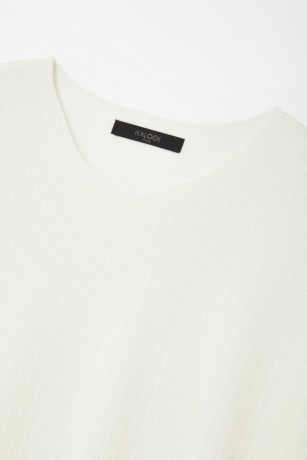 아이보리, 화이트 색상으로 출시된 봄, 가을용 브이넥 긴팔 티셔츠 CNIT103입니다. 베이직한 스타일의 레귤러핏 티셔츠로, 미니멀, 클래식, 캐주얼 룩 연출에 적합합니다. 긴 소매 기장과 무지 패턴으로 디자인되어 어떤 하의와도 쉽게 매치할 수 있습니다. 일상생활에서 편안하게 착용하기 좋은 아이템입니다.
