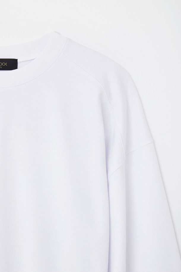 부드러운 촉감이 특징인 루즈핏 수피마 코튼 긴팔 티셔츠 CTEE108입니다. 봄, 가을에 어울리는 베이직하고 캐주얼한 스타일로, 편안하게 착용하기 좋습니다. 라운드넥 디자인에 무지 패턴으로 어떤 옷에도 쉽게 매치할 수 있으며, 넉넉한 루즈핏으로 활동성을 높였습니다. 고급 수피마 코튼 원단을 사용하여 부드러운 착용감을 선사합니다. 일상에서 편안하게 즐겨 입을 수 있는 기본 아이템입니다.
