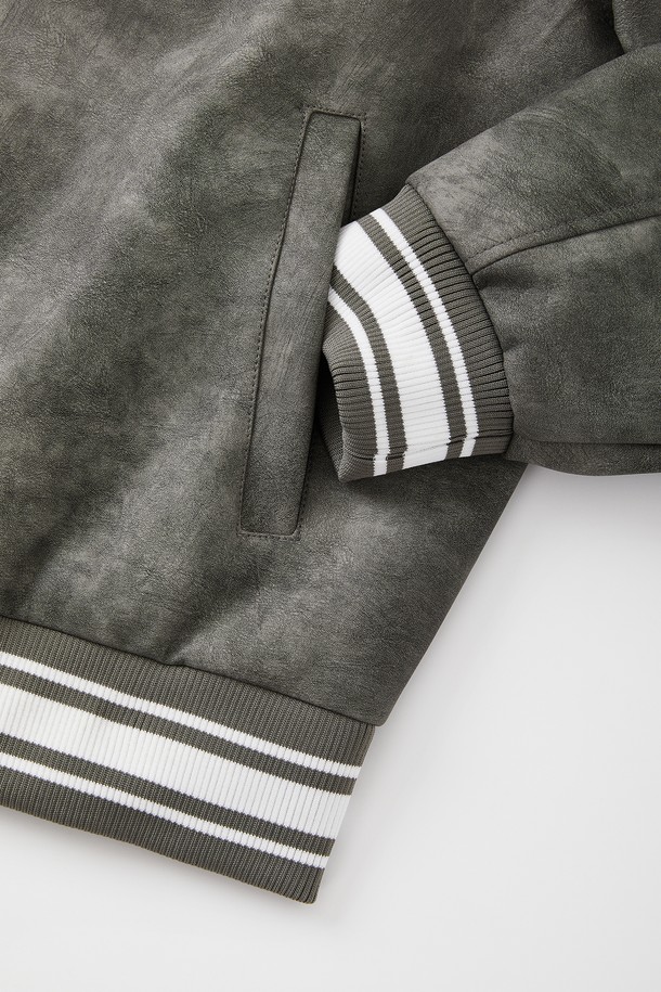 봄, 가을에 어울리는 오버핏 밴딩 에코레더 점퍼 CJP110입니다. 부드러운 촉감의 에코레더(합성가죽) 소재로 제작되었으며, 캐주얼한 무드의 그레이 컬러 무지 디자인입니다. 넉넉한 오버핏으로 편안한 착용감을 선사하며, 밴딩 및 스트라이프 립 디테일이 특징입니다. 데이트룩, 모임룩, 미니멀, 시크, 캐주얼 스타일 모두 소화 가능한 활용도 높은 아이템입니다. 긴 소매 기장의 집업 스타일 점퍼로 간절기 스타일링에 제격입니다.
