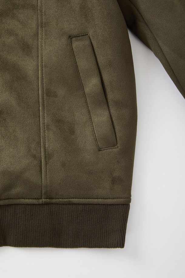 봄, 가을에 어울리는 '카라넥' 버튼 스웨이드 재킷 CJP111입니다. 부드러운 촉감의 스웨이드 소재로 제작되었으며, 레귤러 핏에 중간 두께감으로 간절기에 활용하기 좋습니다. 카키, 올리브 두 가지 색상으로 출시되어, 캐주얼 및 베이직 스타일을 연출하기 용이합니다. 긴 소매와 버튼 디테일이 돋보이며, 데일리룩에 포인트를 더해줍니다. 다양한 하의와 매치하여 클래식하고 미니멀한 무드를 즐겨보세요.
