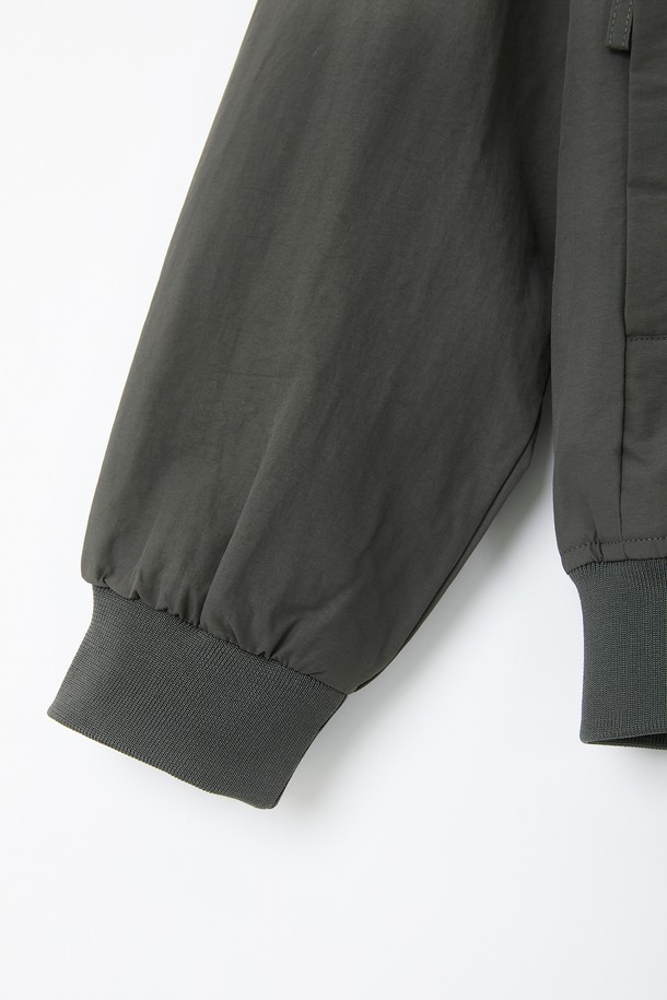 봄, 가을에 가볍게 걸치기 좋은 CJP117 바람막이 점퍼입니다. 부드러운 촉감의 나일론 소재로 제작되어 편안한 착용감을 선사하며, 레귤러핏 디자인으로 어떤 스타일에도 잘 어울립니다. 얇은 두께감과 긴 소매 기장으로 간절기에 활용하기 좋으며, 무지 디자인에 그레이 컬러로 깔끔함을 더했습니다. 일상, 산책, 여행 등 다양한 TPO에 캐주얼하고 미니멀한 스타일을 연출할 수 있습니다. 집업 방식과 포켓 디테일로 실용성을 높인 바람막이 점퍼입니다.
