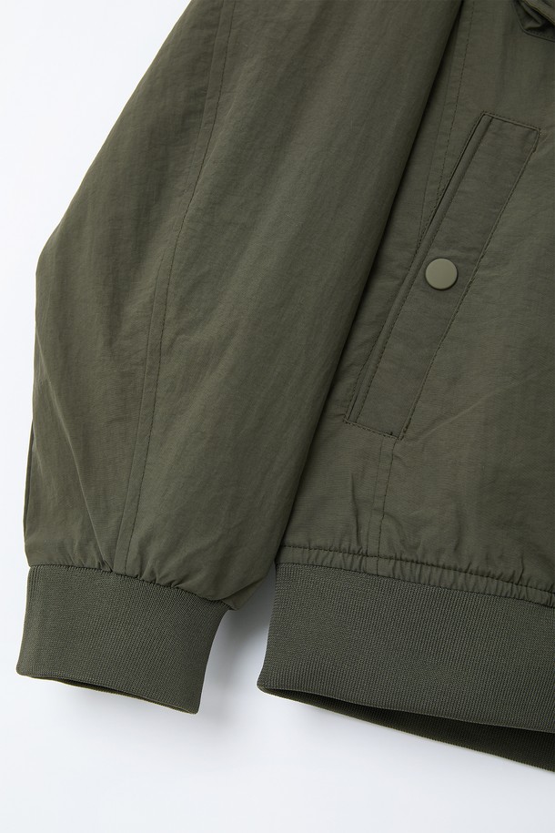 봄, 가을 간절기에 활용하기 좋은 미들넥 빅포켓 블루종 점퍼 CJP118입니다. 캐주얼하고 베이직한 스타일로, 데일리룩은 물론 출근룩까지 폭넓게 소화 가능합니다. 카키와 올리브 두 가지 색상으로 출시되어, 취향에 맞는 색상을 선택하여 연출할 수 있습니다. 중간 두께감으로 간절기 날씨에 적합하며, 넉넉한 레귤러핏으로 편안한 착용감을 선사합니다. 집업 스타일과 긴 소매, 빅포켓 디테일이 돋보이는 디자인입니다.
