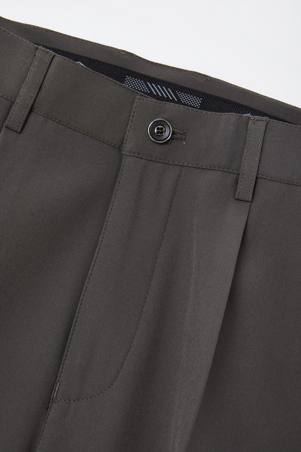 세련된 남성 스타일을 위한 봄/가을 시즌 필수 아이템, "봄가을 스판 밴딩 원턱 슬랙스 팬츠 CPT118"입니다. 베이직하고 클래식한 디자인으로 출근룩과 비즈니스 캐주얼에 완벽하게 어울립니다. 부드러운 스판 소재와 밴딩 디테일, 그리고 활동성을 더하는 원턱 디자인으로 편안한 착용감을 선사합니다. 얇은 두께감과 레귤러핏으로 제작되어 봄, 가을 시즌에 활용도가 높으며, 미니멀하고 클래식한 스타일을 연출하기 좋습니다. 그레이 컬러의 무지 디자인으로 다양한 상의와 쉽게 매치하여 폭넓은 스타일을 소화할 수 있습니다.
