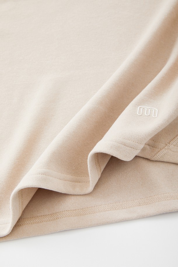 **액티브 하이넥 플리스 후드티 CTEE109**는 부드러운 촉감의 플리스 소재로 제작되어 가을, 겨울철 따뜻하게 입을 수 있는 남녀 공용 후드티입니다. 하이넥 디자인과 후드가 있어 보온성을 높였으며, 레귤러핏으로 편안한 착용감을 제공합니다. 베이지, 아이보리 두 가지 색상으로 출시되어 일상복뿐만 아니라 스포츠 활동 시에도 활용 가능합니다. 무지 디자인으로 어떤 스타일에도 쉽게 매치할 수 있으며, 캐주얼, 스포티, 미니멀 스타일을 즐겨 입는 분들께 추천합니다. 특히 산책룩, 캠핑룩으로 활용하기 좋습니다.
