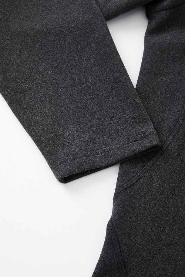 액티브 하이넥 플리스 후드티 CTEE109는 스포츠 활동과 일상 모두에서 활용 가능한 공용 의류입니다. 부드러운 플리스 소재와 두꺼운 두께감으로 가을, 겨울철에도 따뜻하게 착용할 수 있습니다. 하이넥 디자인과 하프 집업 디테일이 스포티하면서도 캐주얼한 스타일을 연출합니다. 레귤러핏으로 편안한 착용감을 제공하며, 무지 디자인으로 다양한 룩에 매치하기 용이합니다. 러닝룩, 등산룩, 피트니스룩 등 활동적인 TPO에 적합하며, 스포티, 캐주얼, 미니멀 스타일을 선호하는 분들께 추천합니다.
