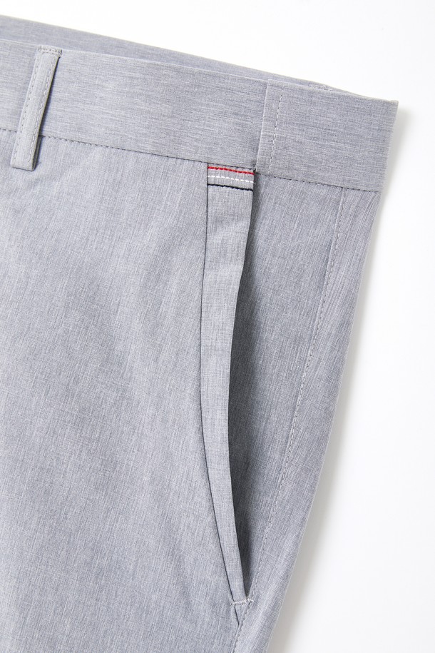 **아이스 스판 밴딩 슬랙스 CPT122**

시원한 아이스 소재와 스판덱스 혼방으로 제작되어 여름철에도 쾌적하게 착용 가능한 남성 슬랙스입니다. 레귤러핏으로 편안한 착용감을 제공하며, 활동성을 높여주는 밴딩 처리로 편의성을 더했습니다. 무지 디자인에 그레이 컬러로 어떤 상의와도 매치하기 쉬워, 캐주얼, 미니멀, 스포티 등 다양한 스타일을 연출할 수 있습니다. 골프룩은 물론, 일상 및 출근룩으로 활용하기에 적합합니다. 얇은 두께감으로 한여름에도 시원하게 입을 수 있는 실용적인 아이템입니다.
