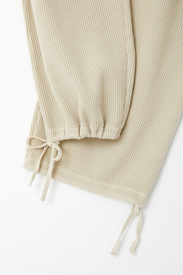 하이퀄리티 와플 밴딩 밴츠 CPT125는 편안한 착용감과 스타일리시함을 동시에 만족시키는 반바지입니다. 부드러운 면 소재로 제작되어 얇고 가벼워 봄, 여름철 데일리룩으로 제격입니다. 와플 패턴과 루즈핏 디자인은 캐주얼하면서도 베이직한 무드를 연출하며, 허리 밴딩과 스트링으로 편안한 착용감을 선사합니다. 여행룩, 휴가룩, 미니멀 스타일을 즐겨 입는 분들께 추천하는 아이템입니다. 베이직한 컬러인 베이지 색상으로 어떤 상의와도 쉽게 매치할 수 있습니다.
