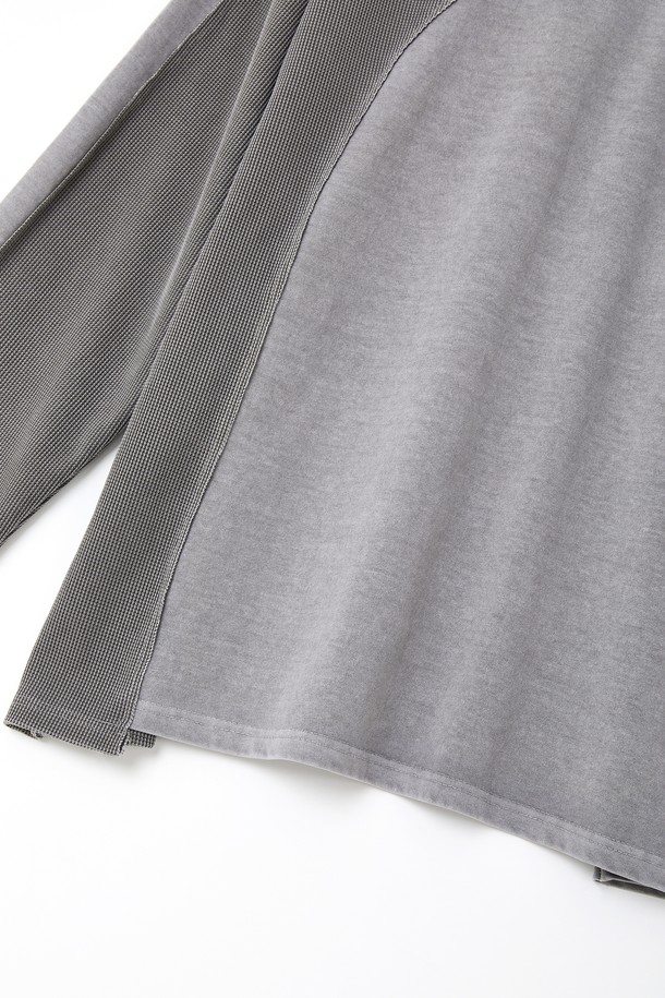 언밸런스 피그먼트 와플 긴팔 티셔츠 CTEE112는 캐주얼과 미니멀 스타일을 선호하는 분들을 위한 데일리 아이템입니다. 부드러운 면 소재에 얇은 두께감으로 편안한 착용감을 선사하며, 봄, 가을 간절기에 활용하기 좋습니다. 릴랙스 핏과 라운드넥 디자인으로 편안함을 더하고, 언밸런스 디자인과 피그먼트 워싱으로 은은한 포인트를 주었습니다. 그레이 컬러의 와플 패턴 긴팔 티셔츠로, 다양한 하의와 매치하여 스타일리시한 룩을 연출해보세요.
