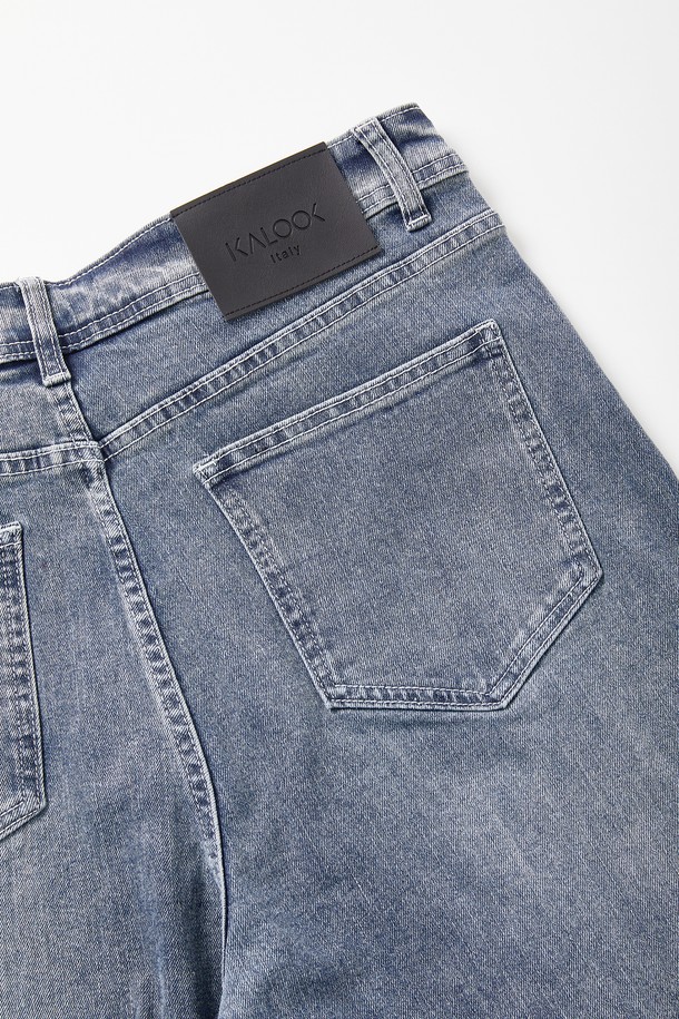 **스트레이트핏 워싱 스판 데님 팬츠 CJN104**는 봄, 여름, 가을 계절에 활용하기 좋은 남성용 데님 팬츠입니다. 캐주얼 및 베이직 스타일을 기반으로, 데이트룩과 출근룩 등 다양한 TPO에 적합합니다. 무지 디자인에 워싱 디테일이 더해져 자연스러운 멋을 연출하며, 스판덱스 혼방으로 편안한 착용감을 제공합니다. 스트레이트핏으로 어떤 상의와도 쉽게 매치하여 미니멀, 클래식 스타일을 완성할 수 있습니다.
