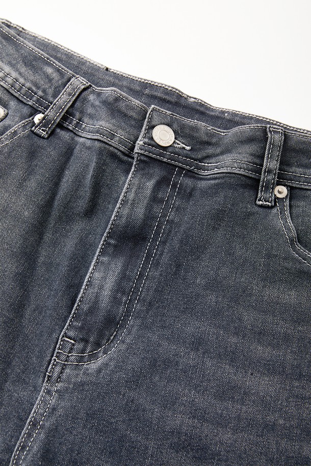 스트레이트핏 워싱 스판 데님 팬츠 CJN104는 캐주얼 및 미니멀 스타일을 지향하는 공용 데님 팬츠입니다. 봄, 여름, 가을 계절에 적합하며, 여행룩과 캠핑룩에 활용하기 좋습니다. 워싱 디테일이 돋보이는 그레이 컬러의 반바지로, 스트레이트핏과 보통 두께감으로 편안한 착용감을 선사합니다. 데님과 스판덱스 혼방 소재로 제작되어 활동성을 높였으며, 데일리룩으로 활용하기 좋은 베이직한 디자인입니다.
