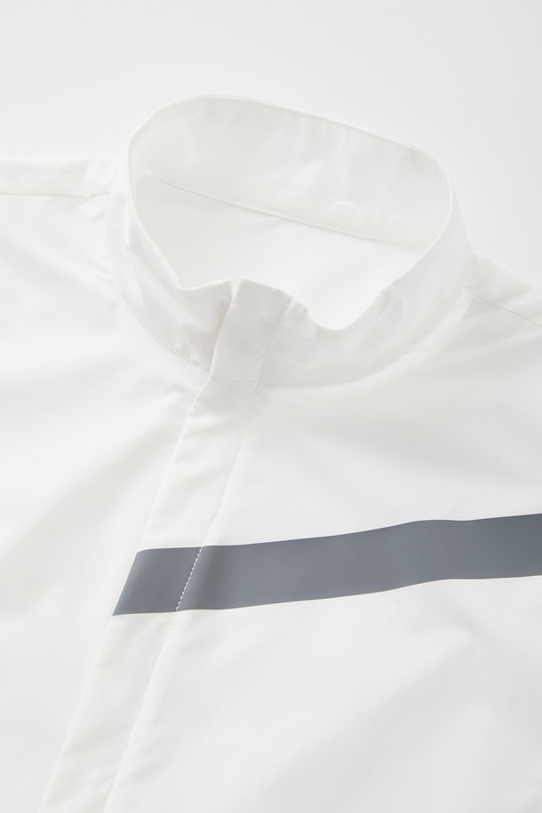 히든 집업 스판 바람막이 점퍼 CJP122는 남녀 공용으로, 봄, 여름, 가을에 활용하기 좋은 캐주얼하고 스포티한 스타일의 바람막이입니다. 무지 디자인에 화이트, 블랙 두 가지 색상으로 출시되었으며, 얇고 가벼운 폴리에스터와 폴리우레탄 혼방 소재로 제작되어 편안한 착용감을 제공합니다. 베이직핏에 허리 밴딩과 히든 포켓 디테일을 더하여 실용성을 높였으며, 방풍 기능으로 스포츠 활동이나 일상생활에서 쾌적하게 착용할 수 있습니다.
