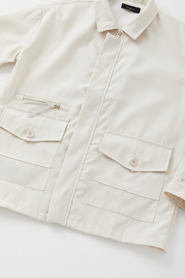 봄 가을에 어울리는 카라넥 체크 집업 점퍼 CJP112입니다. 베이직하고 캐주얼한 스타일로, 블랙과 아이보리 두 가지 색상으로 제공됩니다. 폴리에스터 소재로 제작되어 내구성이 뛰어나며, 봄 소풍룩이나 가을 나들이룩에 적합합니다. 레귤러 기장에 긴 소매, 베이직핏으로 편안하게 착용 가능하며, 이중 지퍼와 플랩 디테일이 돋보입니다. 캐주얼, 미니멀, 클래식한 스타일을 연출하기에 좋습니다.
