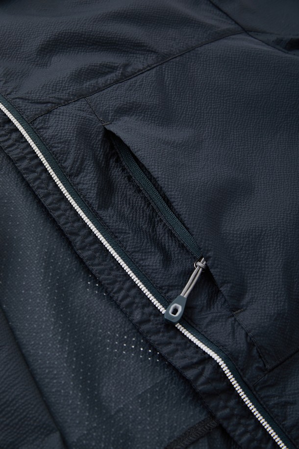 **후드 탈부착 퀵드라이 윈드브레이커 CJP119**는 남성용 아우터로, 봄, 여름, 가을 시즌에 적합한 윈드브레이커입니다. 튼튼한 나일론 소재로 제작되어 방풍 기능과 퀵드라이 기능을 갖춰 쾌적한 착용감을 제공합니다. 데일리웨어와 아웃도어 활동 모두에 활용 가능하며, 베이직하고 스포티한 스타일을 연출합니다. 네이비, 화이트, 다크 그린 세 가지 색상으로 출시되었으며, 탈부착 가능한 후드와 밑단 스트링 디테일로 실용성을 더했습니다. 여행, 산책, 등산 시 편안하고 스타일리시하게 착용할 수 있는 아이템입니다.
