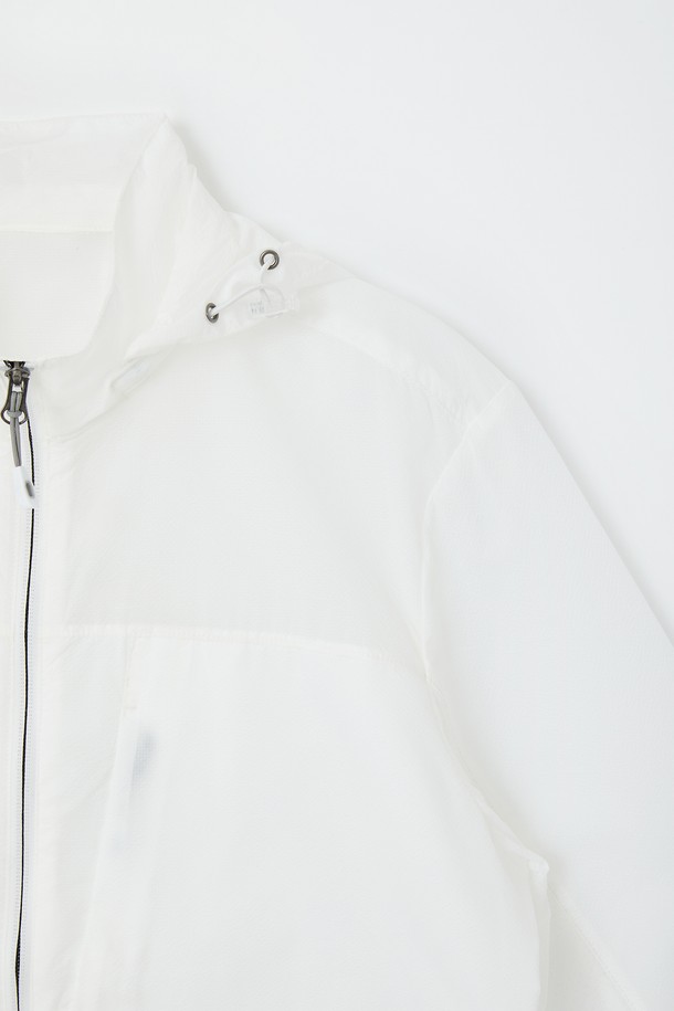 후드 탈부착 퀵드라이 윈드브레이커 CJP119는 다크그린, 네이비, 화이트 세 가지 색상으로 출시되어 데일리웨어와 아웃도어 활동에 적합한 윈드브레이커입니다. 얇은 두께의 나일론 소재로 제작되어 봄, 여름, 가을 간절기에 활용하기 좋으며, 튼튼한 촉감과 베이직한 디자인으로 캐주얼, 미니멀, 고프코어 스타일을 연출할 수 있습니다. 탈부착 가능한 후드와 밑단 스트링 디테일이 있어 다양한 스타일링이 가능하며, 속건 기능으로 쾌적함을 유지합니다. 여행룩, 산책룩, 캠핑룩 등 다채로운 TPO에 적합한 활용도를 자랑합니다.
