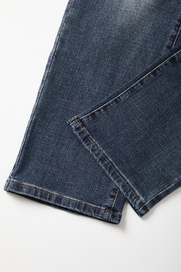 레귤러핏 포켓 데미지 스판 청바지 CJN107는 캐주얼 스타일을 선호하는 분들을 위한 딥블루 컬러의 긴 기장 청바지입니다. 봄, 여름, 가을, 겨울 사계절 모두 착용 가능하며, 데이트룩, 쇼핑룩 등 다양한 TPO에 활용할 수 있습니다. 면, 폴리에스터, 스판 소재 혼방으로 제작되어 편안한 착용감을 선사하며, 레귤러핏과 슬림핏 두 가지 핏으로 만나볼 수 있습니다. 포켓 리벳 디테일과 가죽 패치 디테일, 워싱 가공이 더해져 트렌디한 매력을 더합니다. 미니멀, 클래식 스타일을 즐겨 입는 분들께 추천합니다.
