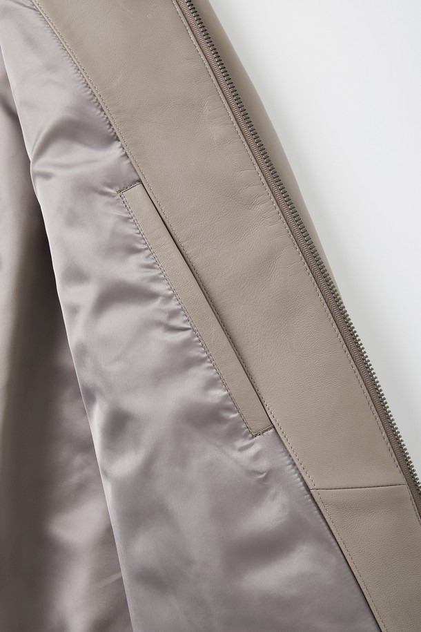 사계절 활용 가능한 멀티 컬러 솔리드 양가죽 집업 점퍼 CLJP107은 부드러운 이태리산 양가죽 소재와 신축성 있는 밑단 시보리 디테일이 돋보입니다. 베이직하고 미니멀한 무드의 이 레더 코트는 블루, 베이지, 블랙, 네이비 색상으로 출시되었으며, 폴리에스터 안감을 사용하여 제작되었습니다. 일상에서 편안하게 착용할 수 있는 베이직 핏의 긴소매 레귤러 기장 점퍼로, 무지 패턴이 특징입니다.
