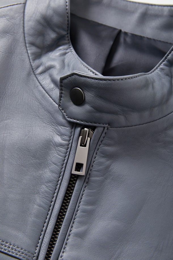 이 멀티 컬러 솔리드 양가죽 집업 점퍼 CLJP107은 이탈리아산 양가죽으로 제작되었으며, 부드러운 촉감이 특징입니다. 블루, 베이지, 블랙, 네이비 색상으로 제공되며, 신축성 있는 밑단 시보리 디테일과 폴리에스터 100% 안감으로 편안함을 더했습니다. 베이직핏의 레귤러 기장으로 봄, 여름, 가을, 겨울 일상복으로 스타일리시하게 연출할 수 있는 남성용 아우터입니다.
