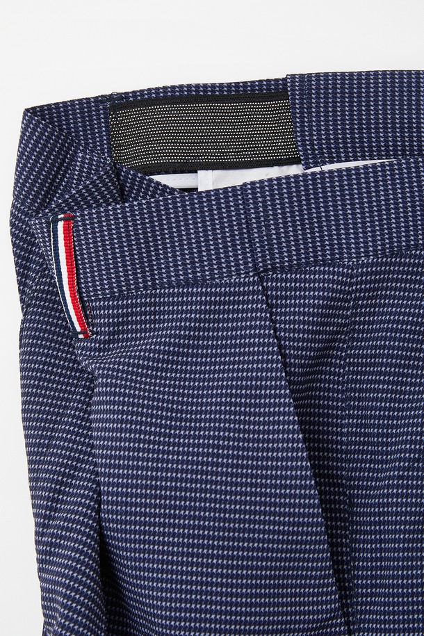 데일리앤 오피스 스판 밴딩 슬랙스 CPT123은 남성을 위한 슬랙스로, 봄, 여름, 가을에 입기 좋습니다. 폴리에스터와 스판덱스 혼방 소재로 제작되었으며, 블루, 네이비 색상으로 출시되었습니다. 히든 밴딩 디자인과 스판 혼방으로 편안한 착용감을 제공하며, 데일리 및 오피스룩으로 활용하기 좋습니다.
