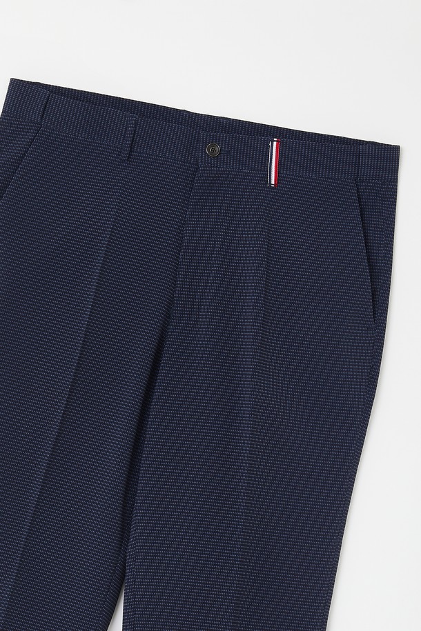 데일리앤 오피스 스판 밴딩 슬랙스 CPT123은 남성용 긴바지 슬랙스로, 봄, 여름, 가을에 입기 좋습니다. 블루, 네이비 색상으로 출시되었으며, 폴리에스터와 스판덱스 혼방 소재를 사용하여 신축성이 뛰어나 편안한 착용감을 제공합니다. 히든 밴딩으로 깔끔함을 더했으며, 오피스룩은 물론 일상복으로도 활용하기 좋은 베이직하고 클래식한 스타일의 슬랙스입니다.
