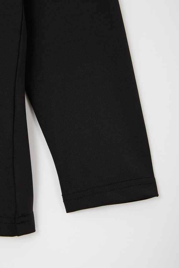 남성용 라이프앤 스포츠 미들넥 긴팔 티셔츠 CTEE110입니다. 블랙과 화이트 두 가지 색상으로 출시되었으며, 폴리에스터와 폴리우레탄 혼방 소재로 제작되어 뛰어난 신축성을 제공합니다. 골프, 야외 활동 등 다양한 활동에 적합하며, 봄, 여름, 가을, 겨울 사계절 모두 착용 가능합니다. 심플하고 스포티한 스타일의 베이직핏 긴팔 티셔츠로, 이너웨어로 활용하거나 장시간 착용 시에도 편안함을 느낄 수 있습니다.
