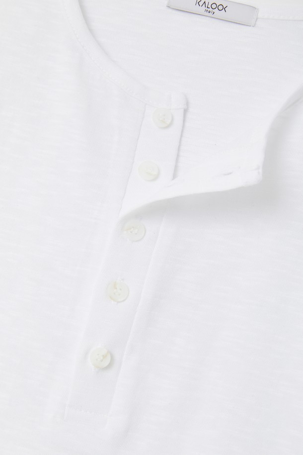 루즈핏 헨리넥 긴팔 티셔츠 CTEE113는 베이직하고 심플한 스타일의 공용 티셔츠입니다. 면 소재로 제작되어 부드럽고 가벼운 촉감을 선사하며, 봄, 가을에 데일리 또는 이너로 활용하기 좋습니다. 헨리넥 디자인과 루즈핏으로 편안한 착용감을 제공하며, 화이트, 베이지, 블랙, 네이비 등 4가지 컬러로 출시되었습니다. 집콕룩, 출근룩 등 다양한 TPO에 맞춰 미니멀, 캐주얼, 클래식 스타일을 연출할 수 있습니다. 이너 또는 단독으로 착용하여 다양한 스타일을 연출해 보세요.
