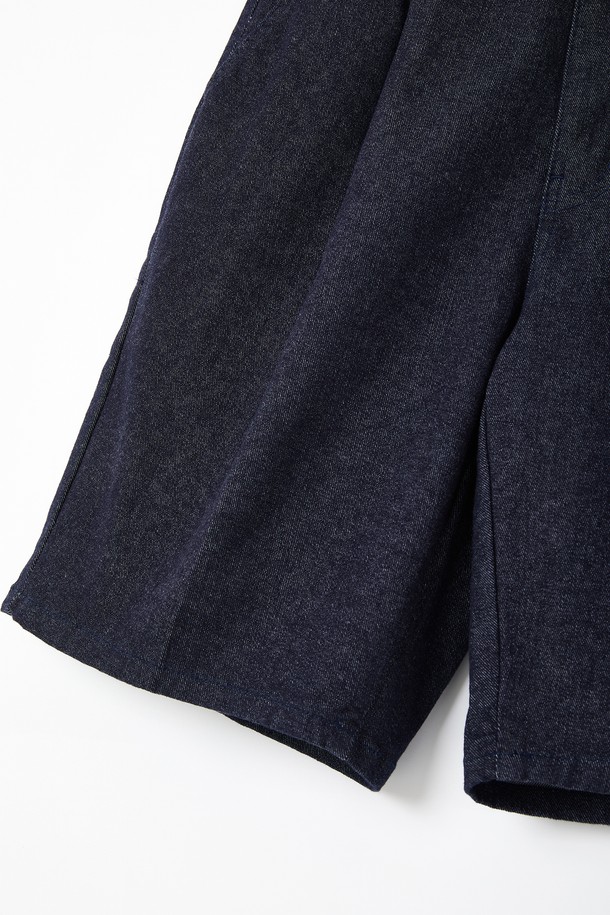 베이직 스판 밴딩 데님 반바지 CSPT101은 남성을 위한 캐주얼 스타일의 데님 반바지입니다. 블랙, 인디고, 라이트 블루 세 가지 색상으로 출시되었으며, 봄, 여름, 가을, 겨울 사계절 모두 활용 가능합니다. 허리 히든 밴딩과 원턱 주름 디테일, 사선 주머니, 뛰어난 신축성으로 편안한 착용감을 제공하는 레귤러핏 반바지입니다.
