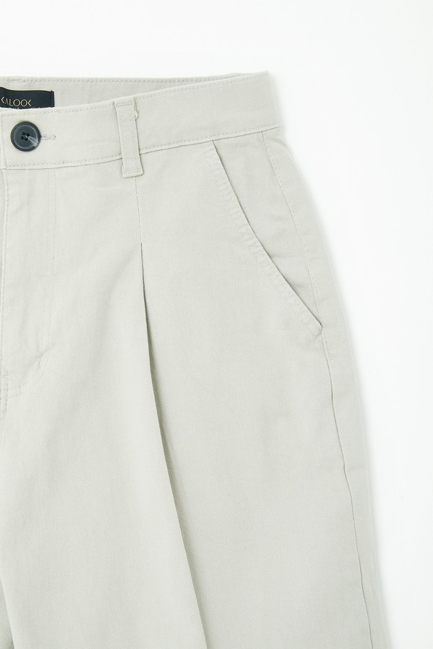 베이직한 디자인의 남성용 사방스판 밴딩 코튼 반바지 CSPT102입니다. 면과 스판덱스 혼방 소재로 제작되어 신축성이 뛰어나며, 허리 밴딩과 레귤러핏으로 편안한 착용감을 제공합니다. 블랙, 라이트 그레이, 아이보리, 모카 브라운의 다양한 색상으로 일상에서 캐주얼하게 활용하기 좋습니다.
