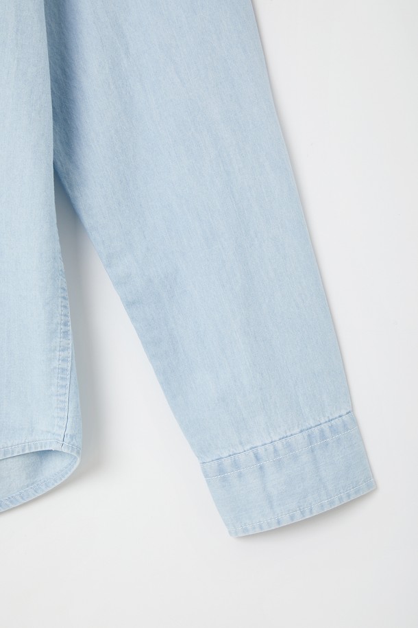 **봄여름 베이직 청 남방 CSH102**는 남성용 상의로, 봄과 여름에 적합한 얇은 두께의 루즈핏 셔츠입니다. 라이트블루와 블루 두 가지 색상으로 출시되었으며, 면 소재의 무지 디자인에 가슴 포켓과 소매 버튼 디테일이 돋보입니다. 차이나칼라와 긴 소매 기장으로 캐주얼하면서도 베이직한 스타일을 연출하며, 신축성은 없습니다.
