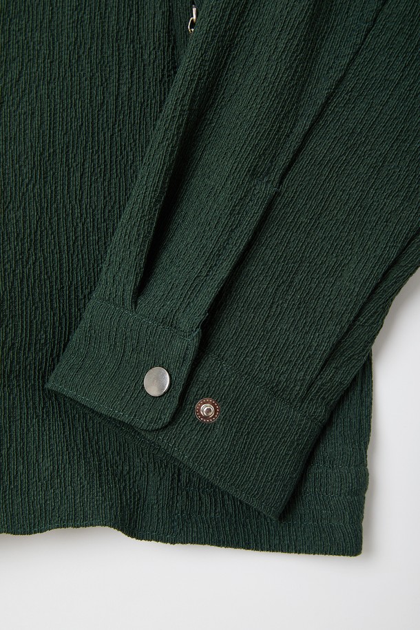 네이비와 그린 컬러로 제공되는 플리츠 집업 가디건 CJP127은 간절기에 활용하기 좋은 남성용 아우터입니다. 부드러운 촉감의 폴리에스테르와 레이온 혼방 소재, 레귤러핏으로 편안한 착용감을 선사하며, 히든 지퍼와 내부 포켓 디테일로 실용성을 더했습니다. 베이직하고 캐주얼한 스타일의 플리츠 디자인, 긴 소매와 중간 두께감으로 봄, 가을 일상에서 폭넓게 활용할 수 있습니다.
