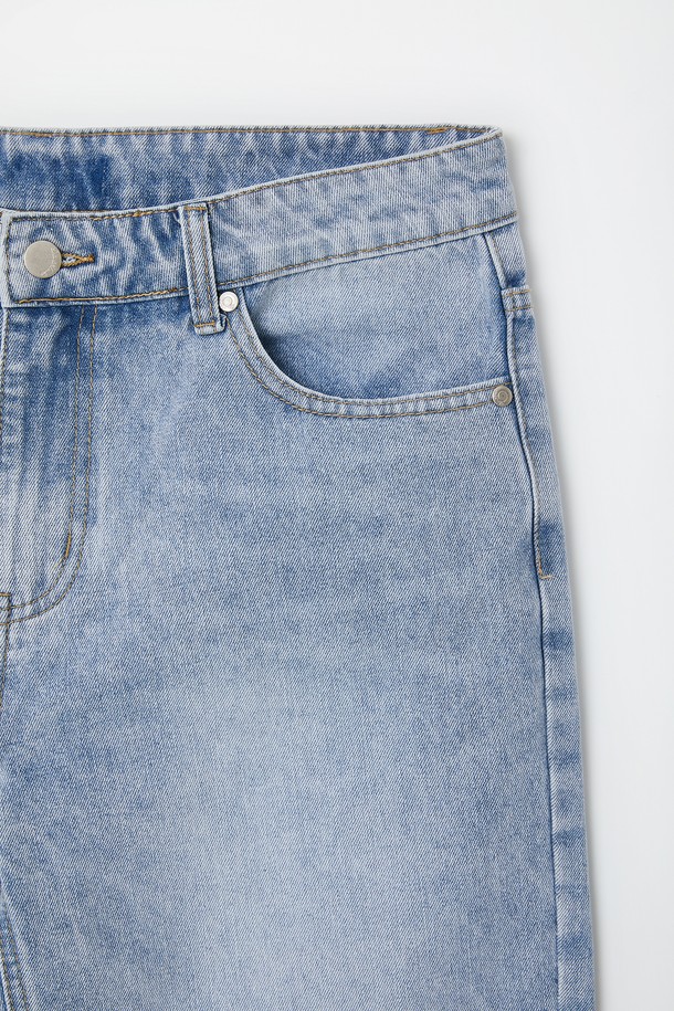 베이직 워싱 청 반바지 CSPT106은 남성용 레귤러핏 데님 반바지로, 라이트 블루, 그레이, 딥 블루 세 가지 컬러로 제공됩니다. 데님, 면, 폴리우레탄 혼방 소재로 제작되어 봄, 여름, 가을, 겨울 사계절 모두 착용 가능하며, 워싱 디테일과 신축성 있는 소재가 편안한 착용감을 선사합니다. 리벳 디테일, 가죽 패치, 클래식 데님 디자인으로 베이직하면서도 캐주얼한 스타일을 연출합니다.
