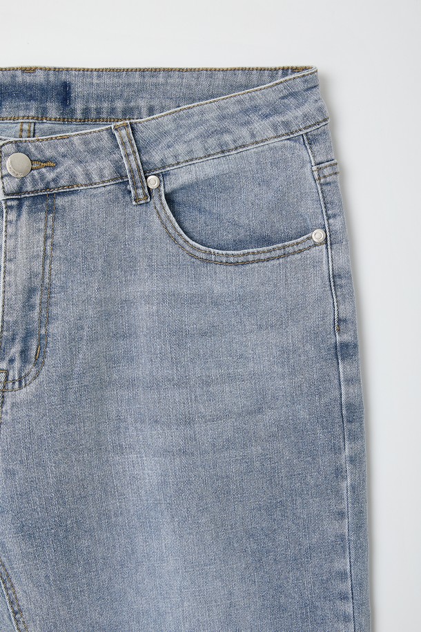 **7부 워싱 스판 데님 팬츠 CSPT107**

남성용 7부 워싱 스판 데님 팬츠로, 라이트 블루, 블루, 딥 블루 3가지 색상으로 만나보실 수 있습니다. 면과 스판 혼방 소재로 제작되어 편안한 착용감과 활동성을 자랑하며, 슬림핏, 레귤러핏, 와이드핏 등 다양한 핏을 선택할 수 있습니다. 7부 기장에 워싱 처리된 데님으로 캐주얼한 스타일을 연출하며, 스판 신축성, 포켓 라인 디테일, 가죽 패치 포인트로 포인트를 더했습니다.
