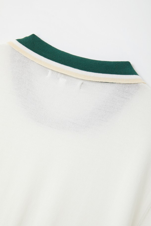 라이프앤 골프 라운드 카라 반팔 니트티 CSTEE113은 골프 및 일상에서 활용 가능한 공용 니트 티셔츠입니다. 네이비와 화이트 두 가지 색상으로 제공되며, 봄, 여름, 가을, 겨울 사계절 모두 착용 가능합니다. 레이온과 나일론 혼방의 베이직핏 반팔 니트 티셔츠로, 라운드넥에 카라가 추가된 모던하고 세련된 스트라이프 디자인이 특징입니다.
