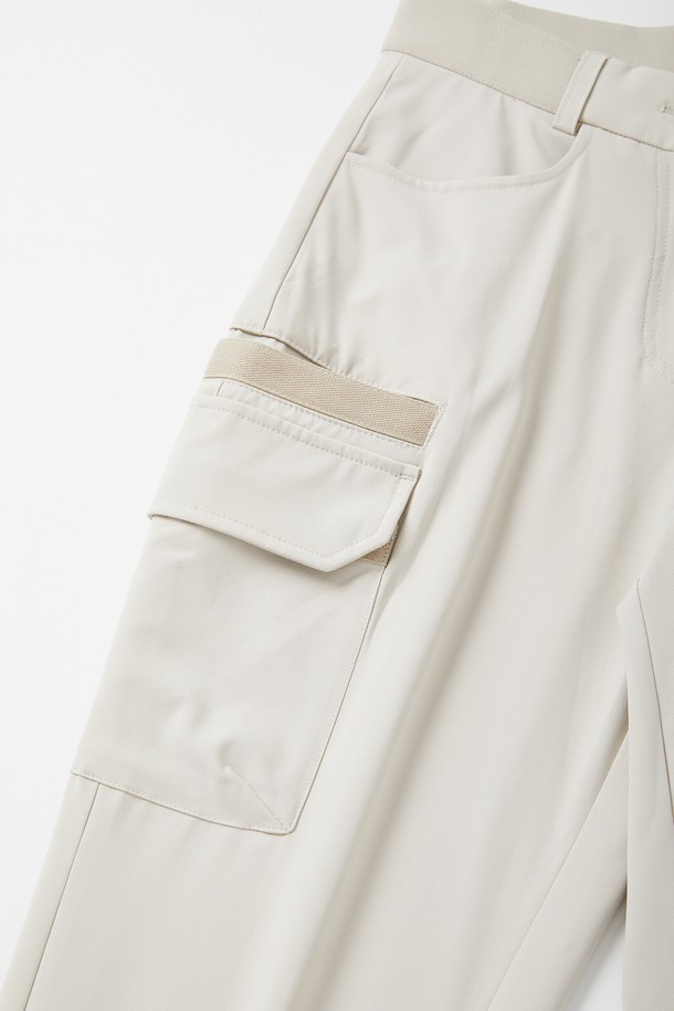 베이직한 컬러감의 여성 쿨링 밴딩 스판 조거 팬츠입니다. 부드러운 촉감의 폴리에스터와 폴리우레탄 혼방 소재로 제작되어 편안한 착용감을 선사하며, 릴랙스 핏과 밴딩 허리, 스판 신축성으로 활동성을 높였습니다. 캐주얼, 스포티 스타일의 조거 핏 긴바지로, 카고 포켓 디테일이 돋보여 일상 및 야외 활동에 활용하기 좋습니다.
