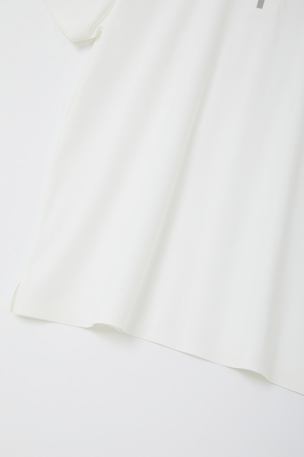 데일리앤 골프 퀵드라이 스판 카라 반팔티 CSTEE116는 골프, 일상, 야외활동 등 다용도로 활용 가능한 공용 상의입니다. 화이트와 네이비 두 가지 색상으로 출시되었으며, 봄, 여름, 가을, 겨울 사계절 모두 착용 가능합니다. 땀을 빠르게 흡수하고 건조시키는 속건 기능과 냉감 기능이 적용되었으며, 베이직핏의 무지 디자인에 리플렉티브 디테일로 포인트를 더했습니다.
