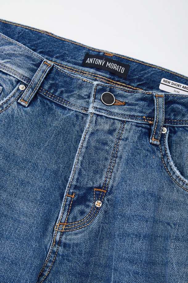 데미지 포인트 청 반바지 CSPT109는 여름철 캐주얼 스타일을 완성하는 슬림핏 반바지입니다. 면과 데님 소재로 제작되어 내구성이 뛰어나며, 워싱 및 데미지 디테일이 돋보입니다. 금속 리벳 장식, 허리 가죽패치 스티치, 버튼형 여밈으로 포인트를 더했으며, 지퍼 수선이 가능합니다.
